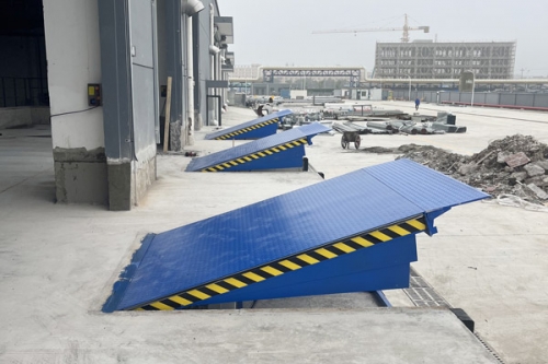 伸缩式卸货平台联动提升门：构建仓库蚊虫灰尘的“隔离屏障”